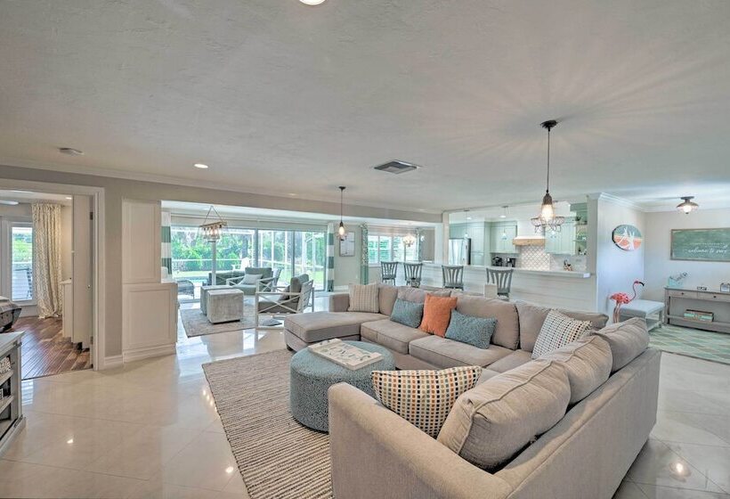 Family Friendly Palm River Estates House!