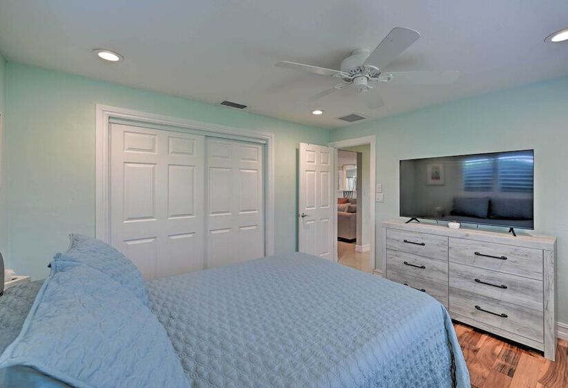 Family Friendly Palm River Estates House!