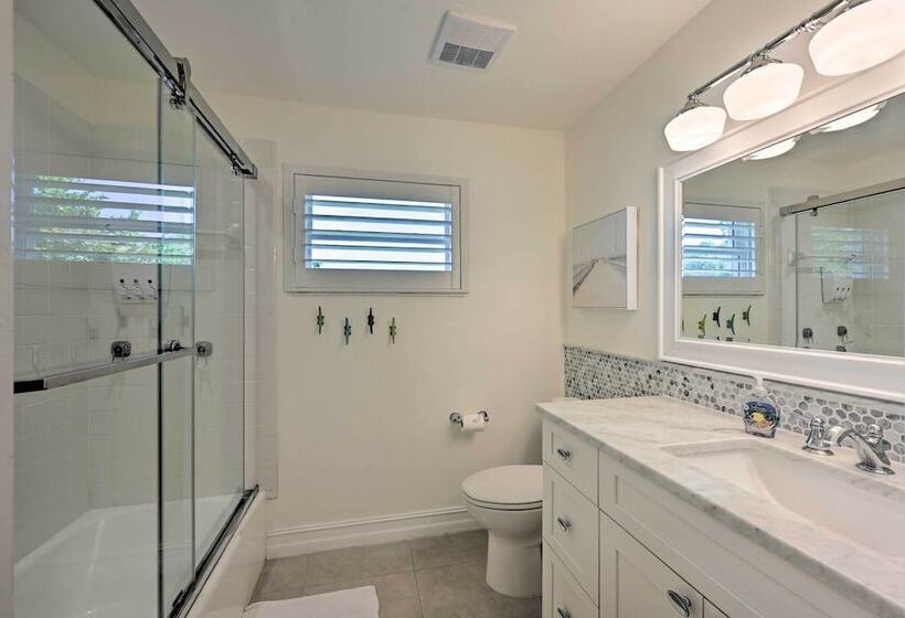 Family Friendly Palm River Estates House!