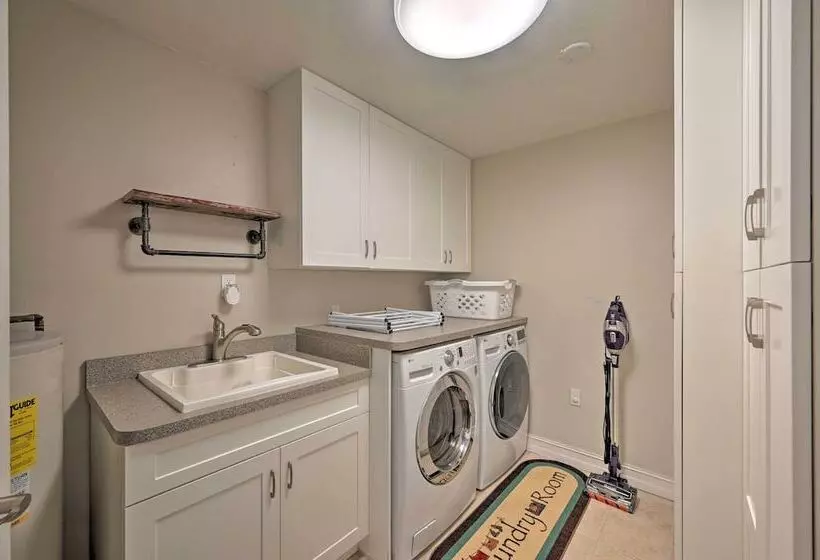 Family Friendly Palm River Estates House!