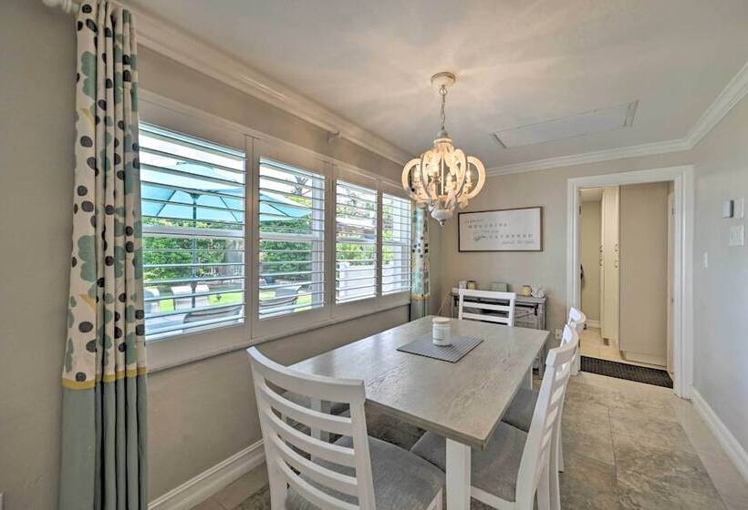 Family Friendly Palm River Estates House!