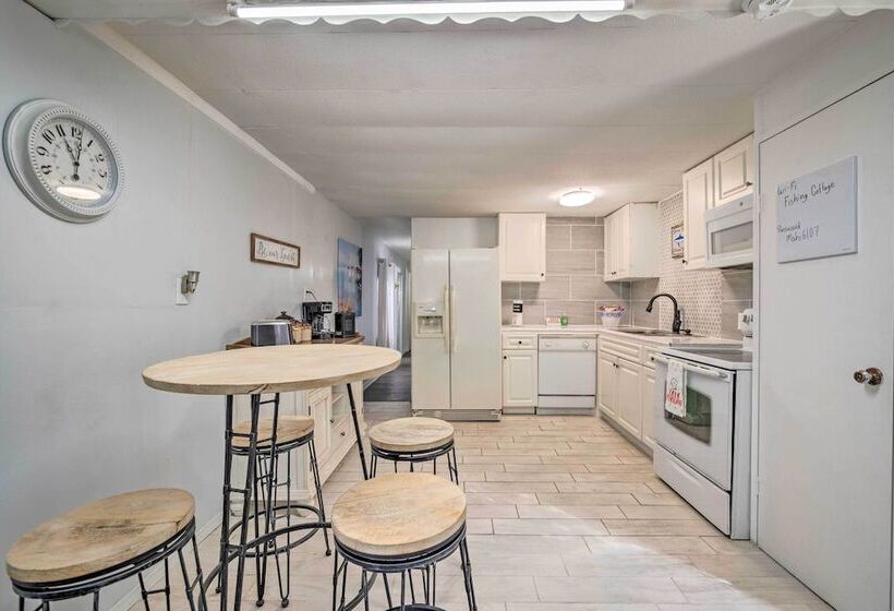 Family Friendly Yankeetown Home W/ Grill!