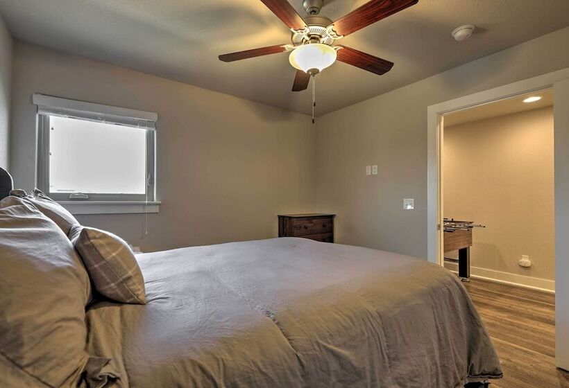 Fayetteville House: Pool Access & Gas Grill!