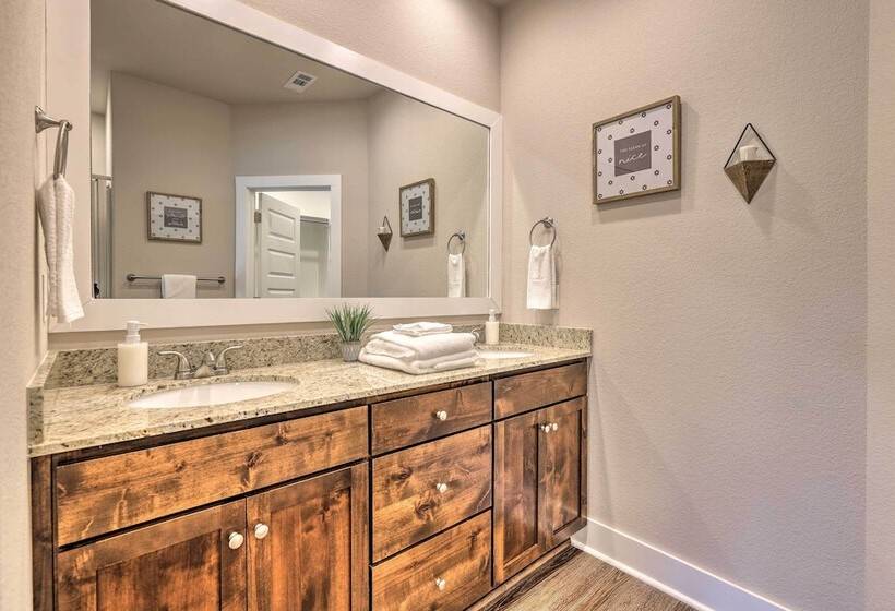 Fayetteville House: Pool Access & Gas Grill!