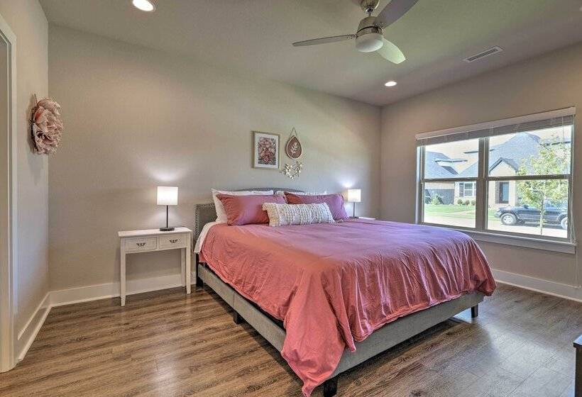 Fayetteville House: Pool Access & Gas Grill!