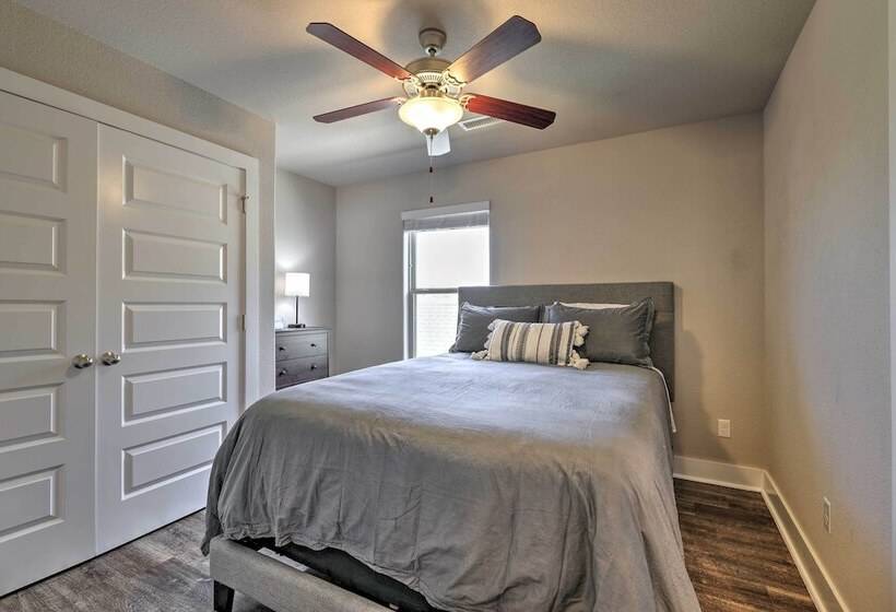 Fayetteville House: Pool Access & Gas Grill!