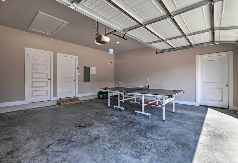 Fayetteville House: Pool Access & Gas Grill!