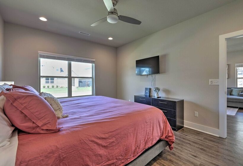 Fayetteville House: Pool Access & Gas Grill!