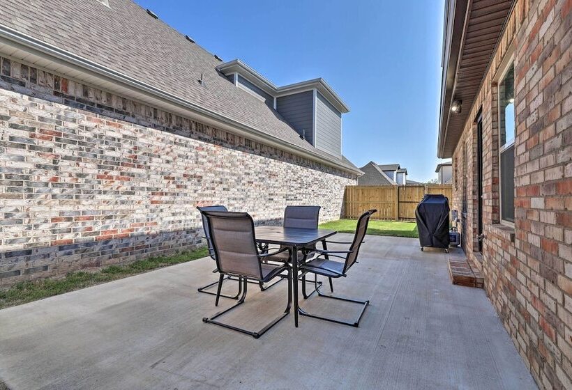 Fayetteville House: Pool Access & Gas Grill!