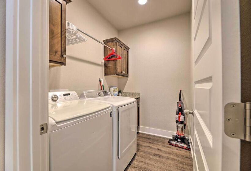 Fayetteville House: Pool Access & Gas Grill!