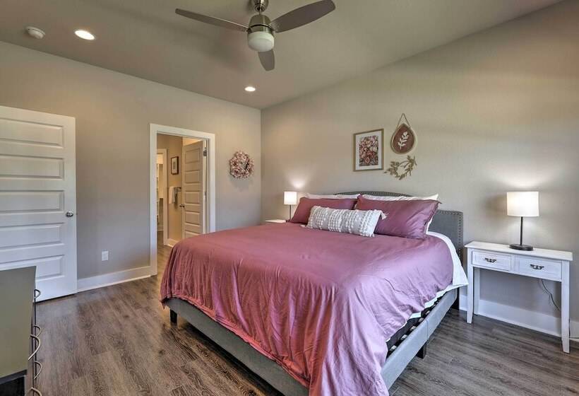 Fayetteville House: Pool Access & Gas Grill!