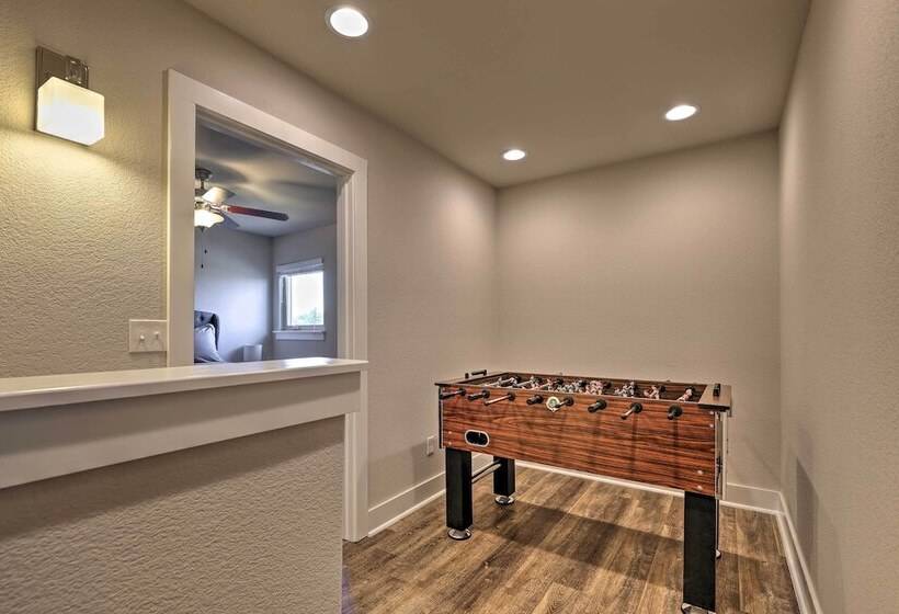 Fayetteville House: Pool Access & Gas Grill!