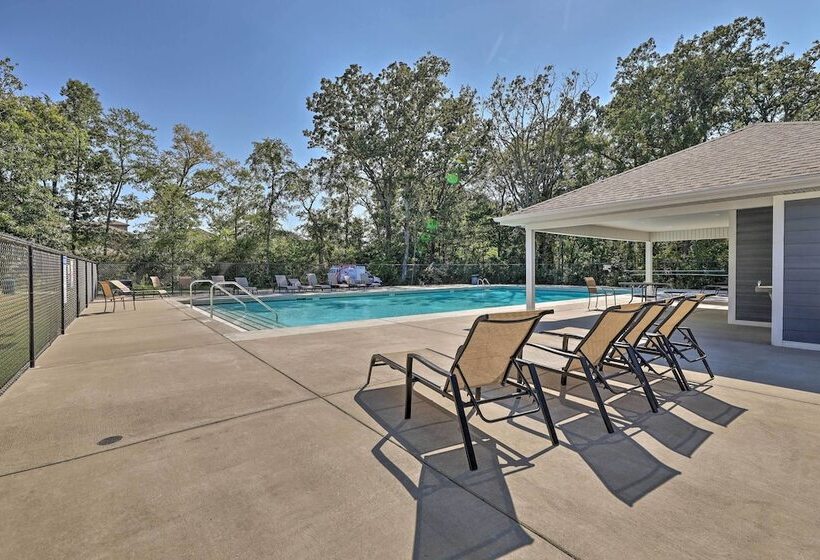 Fayetteville House: Pool Access & Gas Grill!