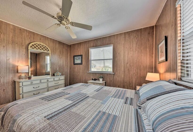 Fernandina Cottage W/ Deck + Direct Beach Access!