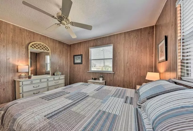 Fernandina Cottage W/ Deck + Direct Beach Access!