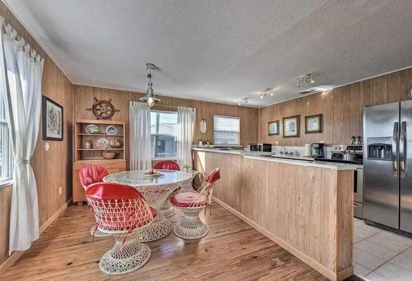 Fernandina Cottage W/ Deck + Direct Beach Access!