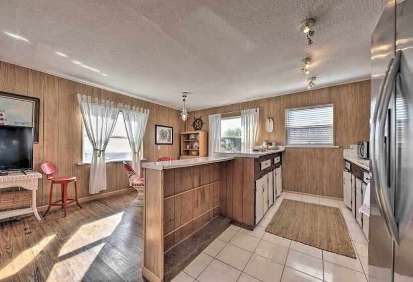 Fernandina Cottage W/ Deck + Direct Beach Access!