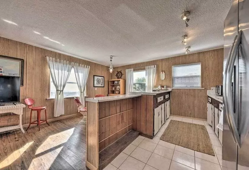 Fernandina Cottage W/ Deck + Direct Beach Access!
