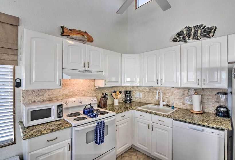 Galveston Beachfront House W/ Deck & Ocean Views!