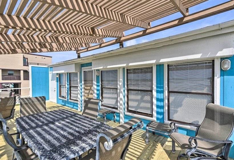 Galveston Beachfront House W/ Deck & Ocean Views!