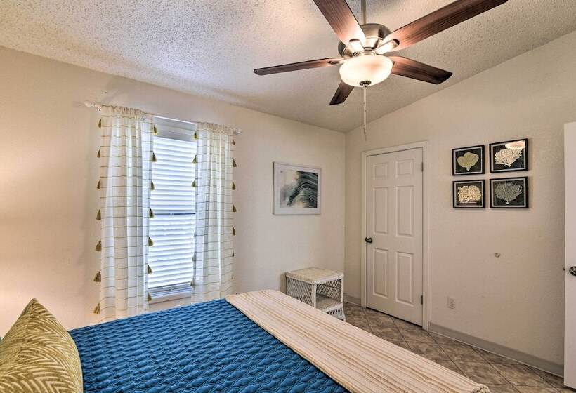 Galveston Beachfront House W/ Deck & Ocean Views!