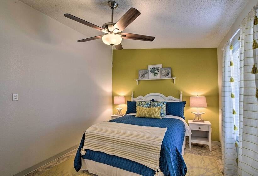 Galveston Beachfront House W/ Deck & Ocean Views!