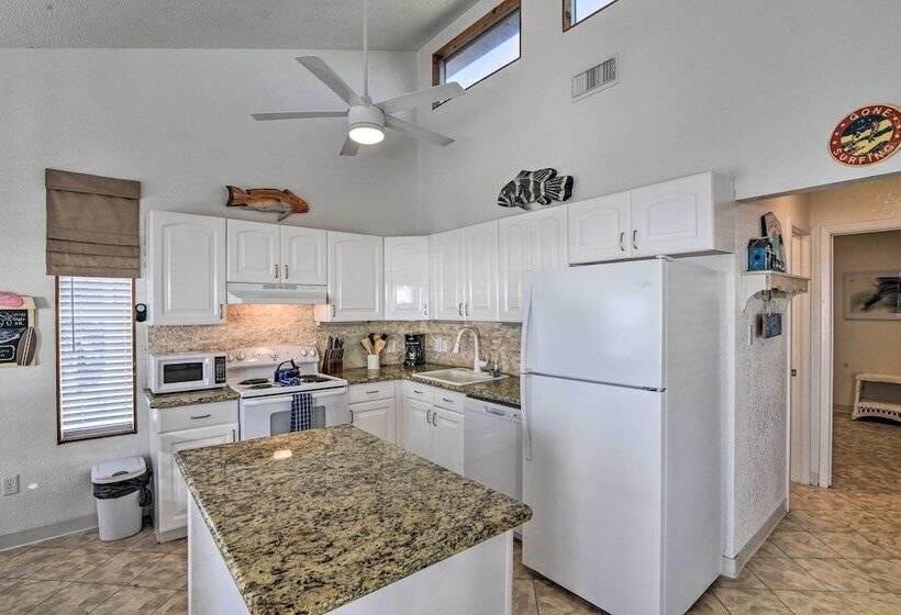 Galveston Beachfront House W/ Deck & Ocean Views!