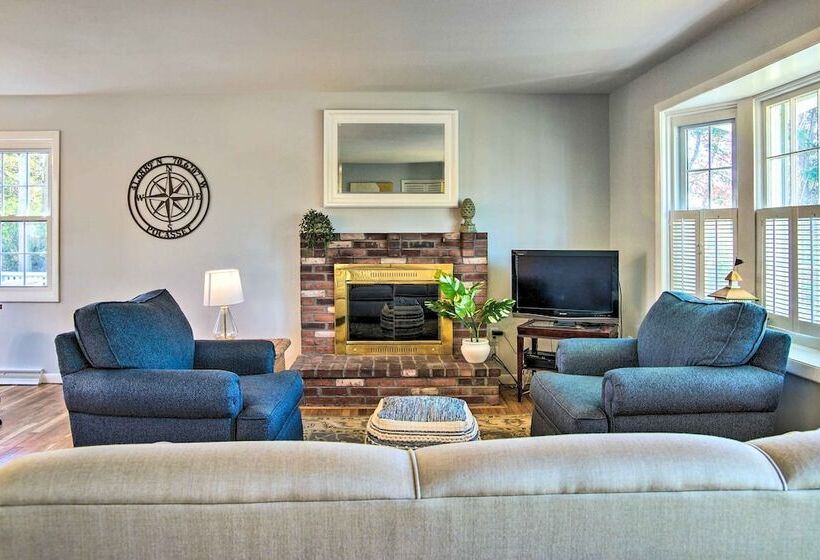 Hen Cove Home W/ Wood Deck   Walk To Beaches!