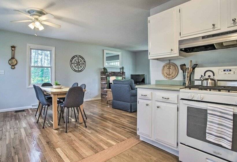 Hen Cove Home W/ Wood Deck   Walk To Beaches!