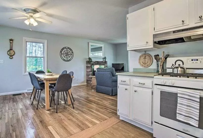 Hen Cove Home W/ Wood Deck   Walk To Beaches!