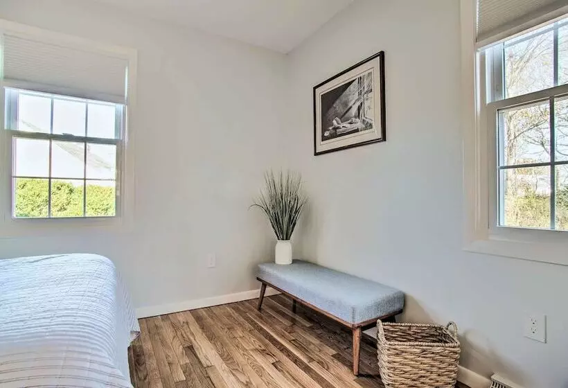 Hen Cove Home W/ Wood Deck   Walk To Beaches!