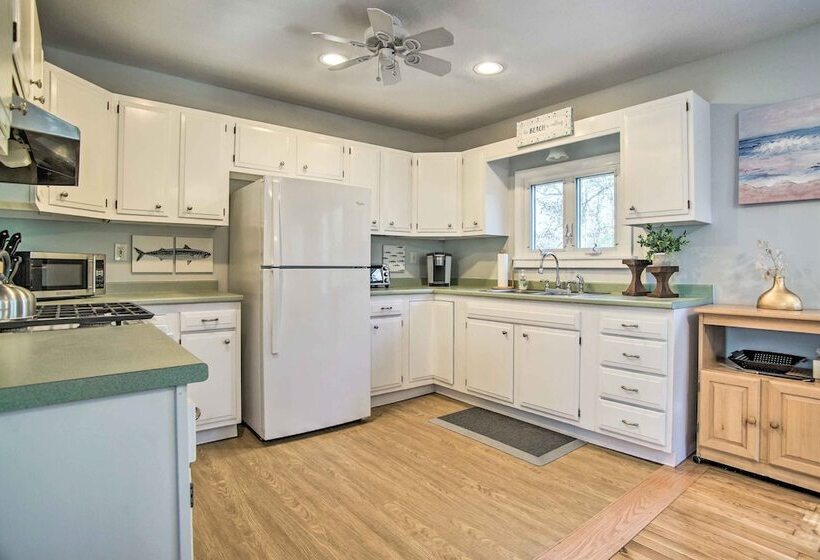 Hen Cove Home W/ Wood Deck   Walk To Beaches!