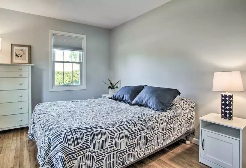 Hen Cove Home W/ Wood Deck   Walk To Beaches!