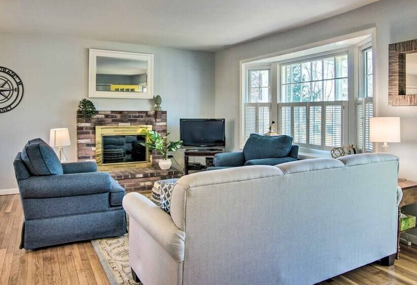 Hen Cove Home W/ Wood Deck   Walk To Beaches!