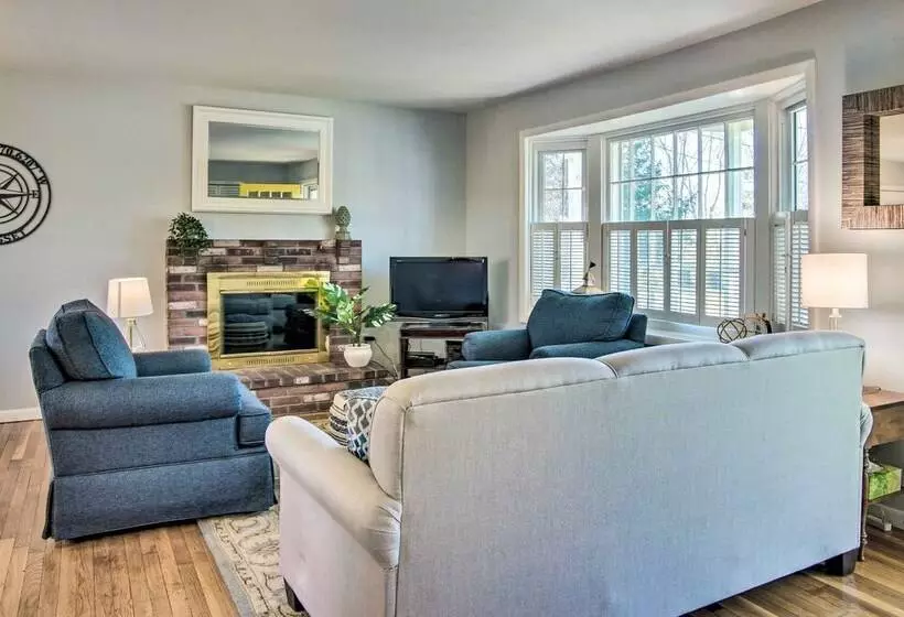 Hen Cove Home W/ Wood Deck   Walk To Beaches!