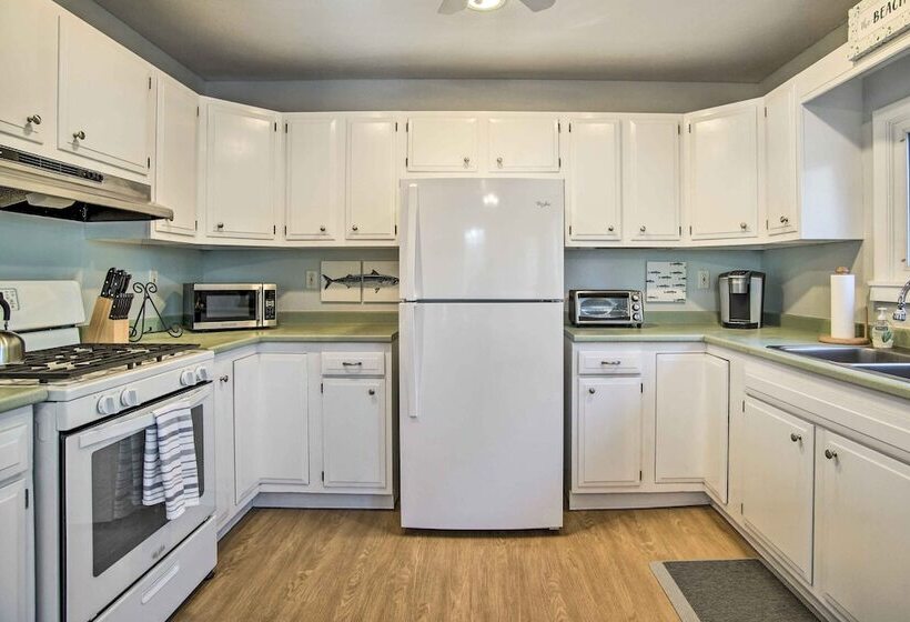 Hen Cove Home W/ Wood Deck   Walk To Beaches!