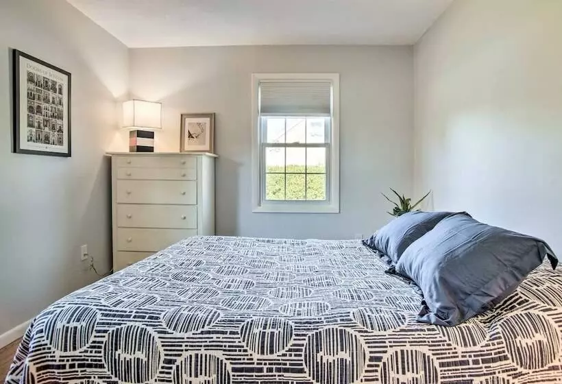 Hen Cove Home W/ Wood Deck   Walk To Beaches!