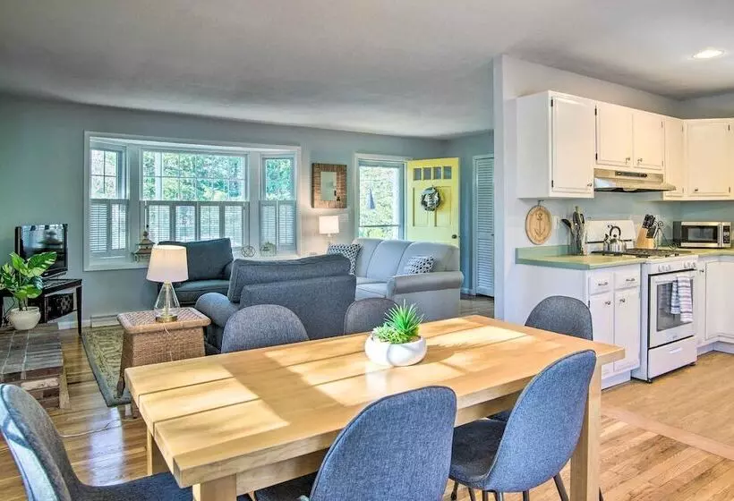 Hen Cove Home W/ Wood Deck   Walk To Beaches!