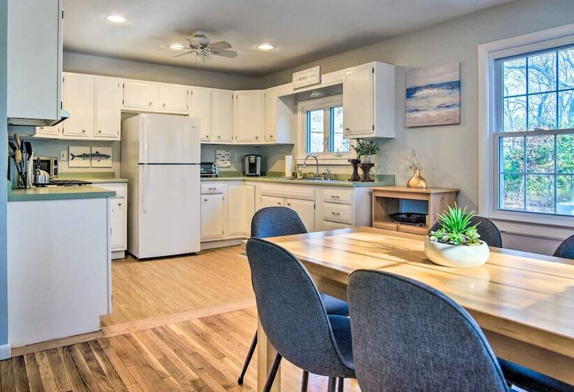 Hen Cove Home W/ Wood Deck   Walk To Beaches!