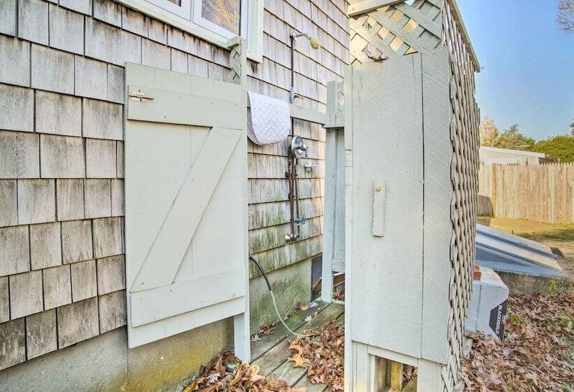 Hen Cove Home W/ Wood Deck   Walk To Beaches!