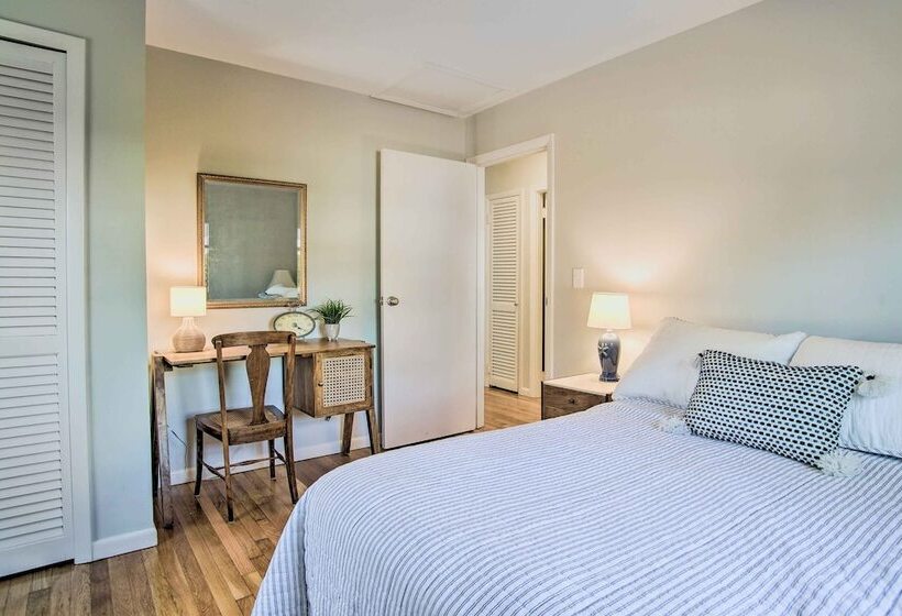 Hen Cove Home W/ Wood Deck   Walk To Beaches!