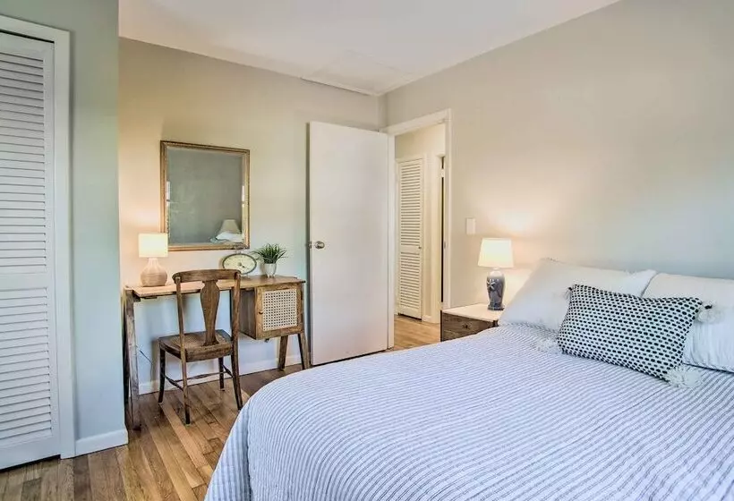 Hen Cove Home W/ Wood Deck   Walk To Beaches!