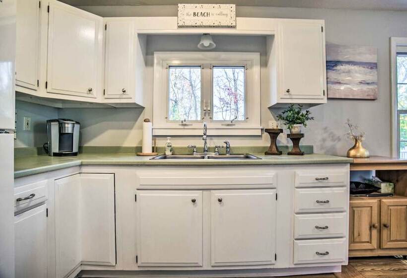 Hen Cove Home W/ Wood Deck   Walk To Beaches!