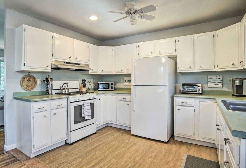 Hen Cove Home W/ Wood Deck   Walk To Beaches!