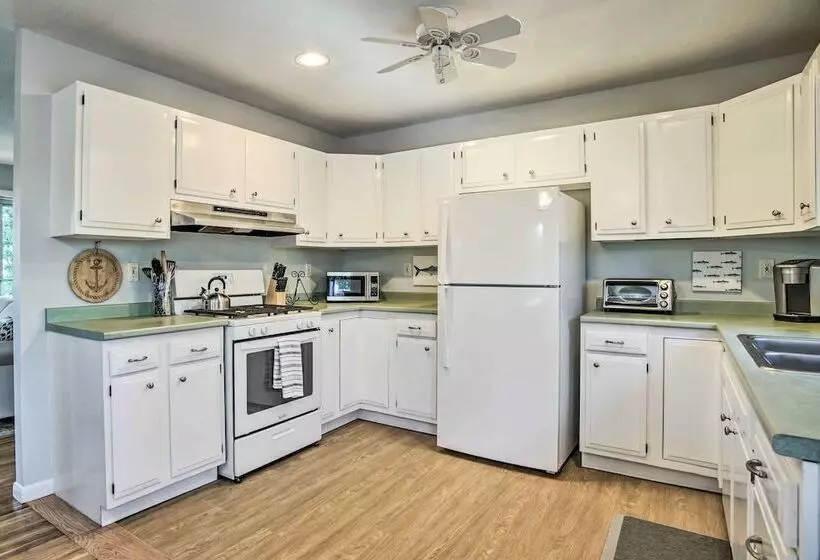 Hen Cove Home W/ Wood Deck   Walk To Beaches!