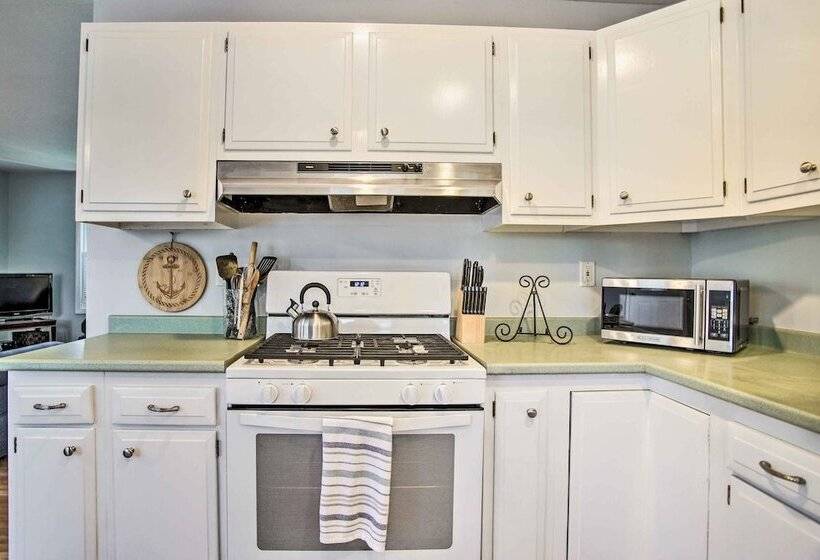 Hen Cove Home W/ Wood Deck   Walk To Beaches!