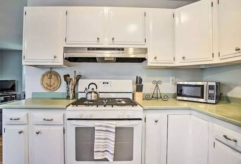 Hen Cove Home W/ Wood Deck   Walk To Beaches!