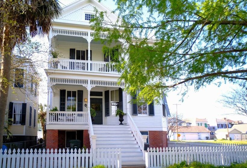 Historic Galveston Home, 1 Mile To Pleasure Pier!
