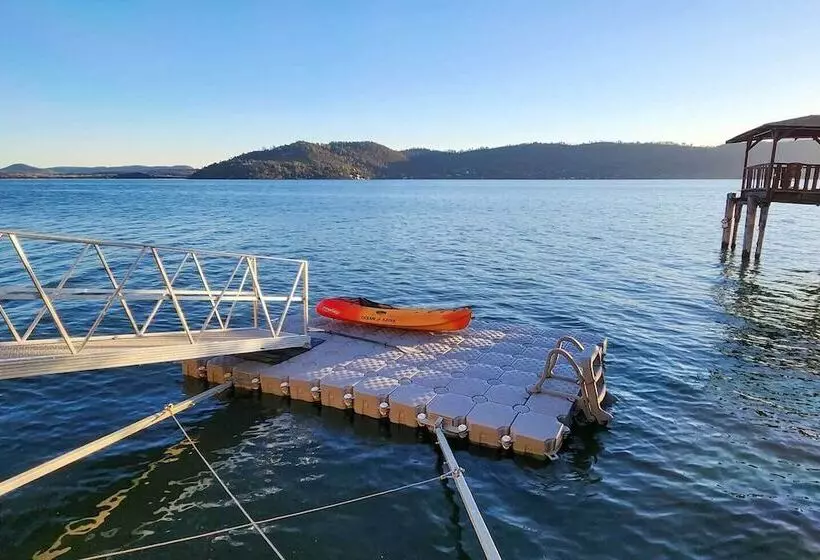 Lakefront Retreat W/ Dock, Paddle Boards & Kayaks!