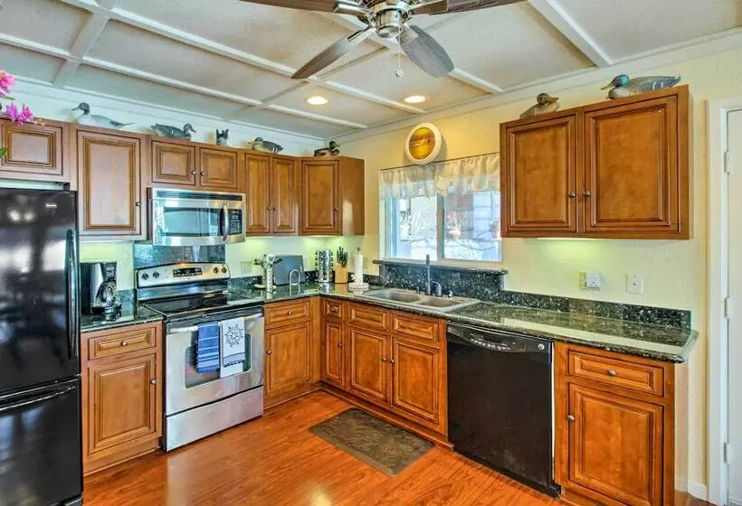 Lakefront Retreat W/ Dock, Paddle Boards & Kayaks!